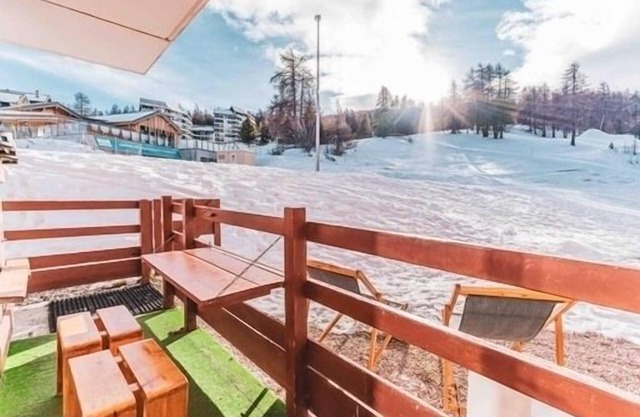 Charming apartment on the slopes (swimming pool and private tennis court in summer)