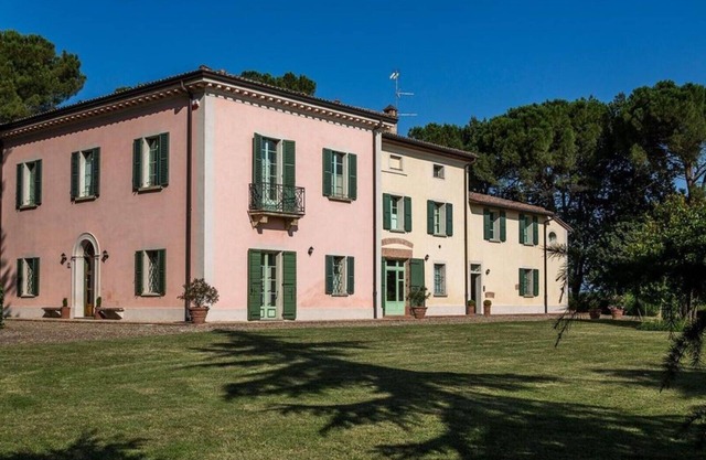 Charming apartment "Quintino" in historical Villa Calanco on the hills of Dozza