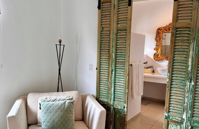 Charming apartment with AC in living and walking distance to the ocean!