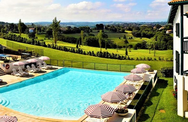 Charming apartment with pool and parking in Arcangues