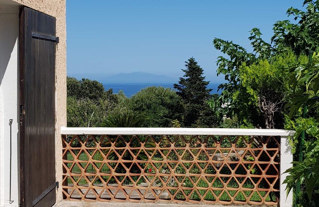 Charming apartment with entrance and strictly independent garden 2KM from the beach