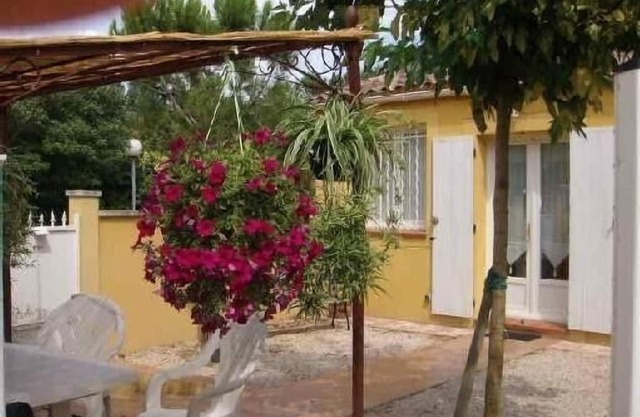 Charming apartment with one room close to Avignon at the entrance of the village