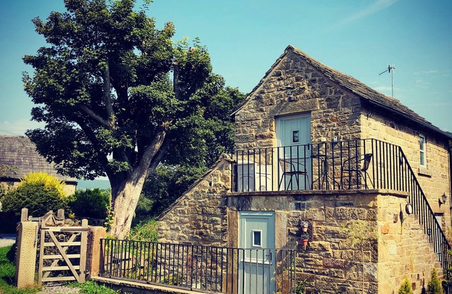Charming Barn-Hathersage - Private Off Road Parking -Stunning Views & Mill Pond