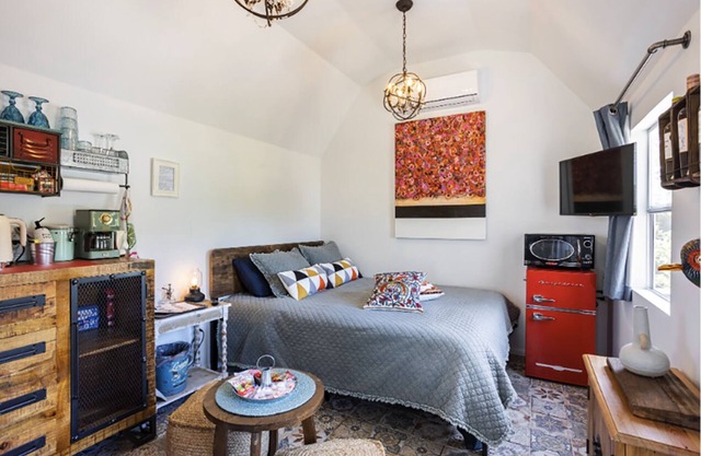 Charming Barn in Tampa, heated Pool, CLOTHING OPTIONAL