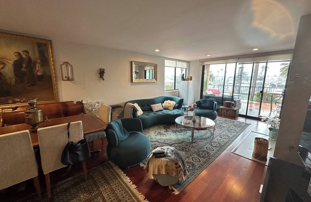 Charming bay view 1-bedroom in superb BelmontShore with beach at your steps