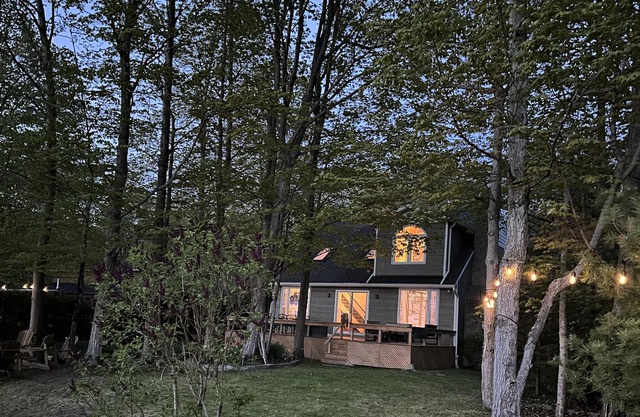Charming Bayfield cottage directly on Lake Huron - WATERFRONT spacious lot! ☀️
