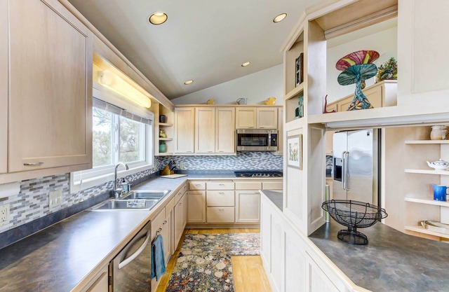 Charming ‘Bayview Art House’ with Deck & Grill!