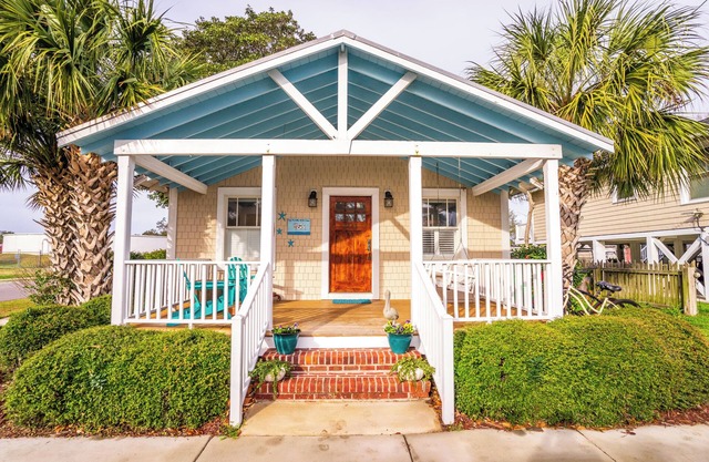 Charming Beach Cottage – Walk to Ocean, Relaxing Porch & Private Parking
