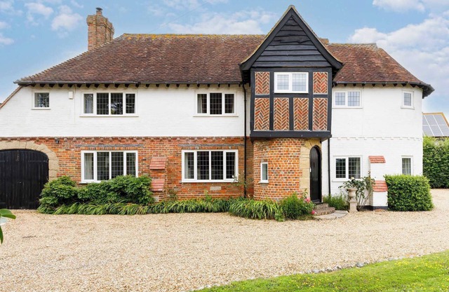 Charming Beach Getaway - Spacious 4BR sunny garden