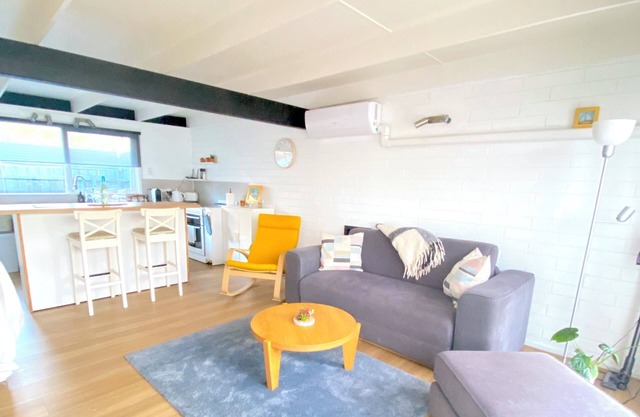 Charming Beach House - walk to the restaurants on Main St