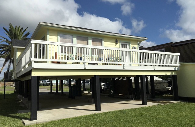 Charming Beach House in Rockport! Come Relax and Enjoy!
