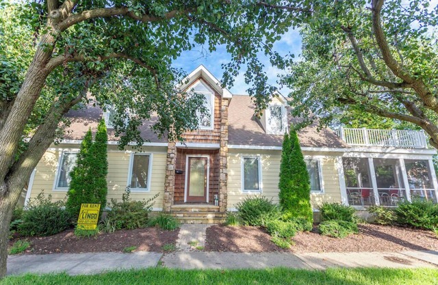 Charming Beach Home: 3 Blocks to Beach, 5 Bedrooms, Ensuite Baths & More!