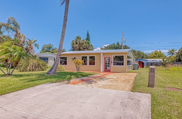 Charming, beachy cottage with a full kitchen, central AC, & washer/dryer