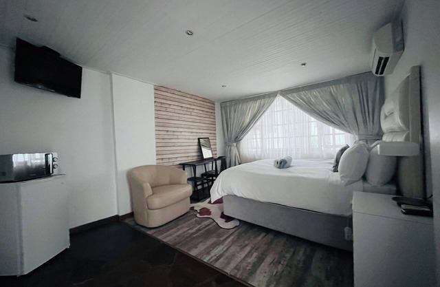 Charming bed & breakfast with 10 bedrooms and WiFi, AC in enjoyable East London