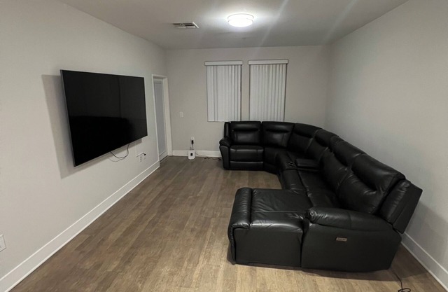 charming -bedroom apartment that’s very spacious in the Mid Wilshire area