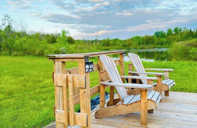 Charming Blue Glamping RV Close to Grotto