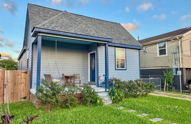Charming Blue Retreat with home gym, EV, king bed
