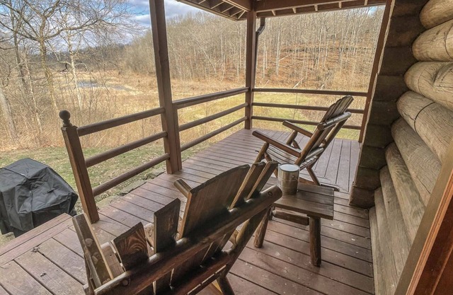 Charming Boomsage Cabin w/hot tub