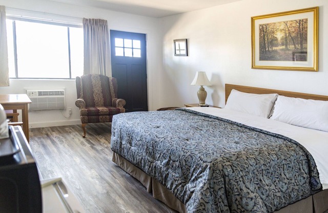 Charming boutique hotel, nestled on 20 acres alongside the picturesque Gunnison River! Whether you're here for fishing, wine tasting, or any adventure you have in mind, our hotel provides the perfect and inviting basecamp for your memorable stay.