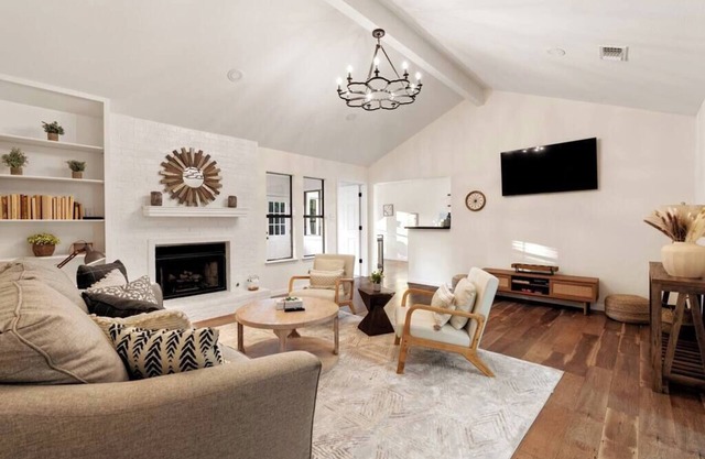 Charming & Bright W/Lounging Pool