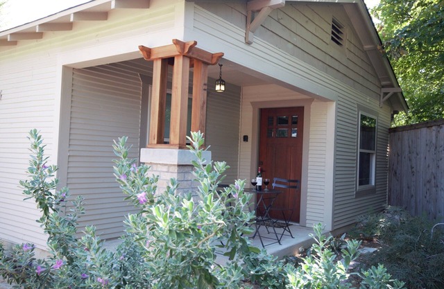 Charming Bungalow a Stone's Throw from the TCU Campus in Peaceful Fort Worth