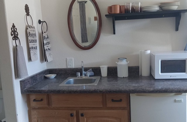 Charming bungalow in historical Mancos with WiFi. Privacy and beautiful views.