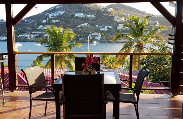 Charming bungalow with view at "Les Balcons d'Oyster Pond