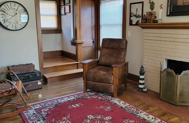 Charming Bungalow near historic district, State Capital, MSU campus and downtown