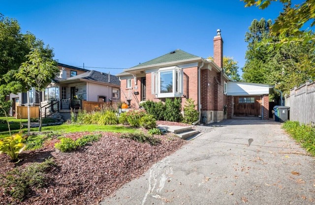 Charming Bungalow w/basement, parking and deck - 5 min from the lake!