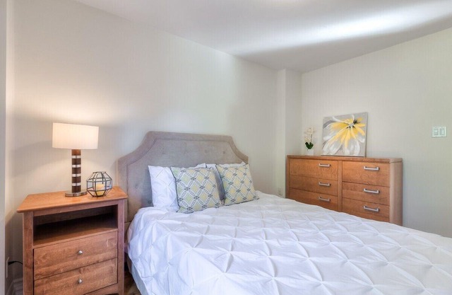 Charming Bungalow w/basement, parking and deck - 5 min from the lake!