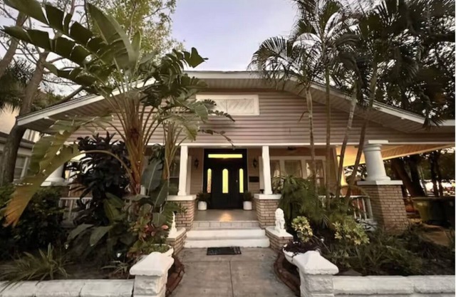 Charming Bungalow with Guesthouse Hot tub, Fire Pit,Outdoor Kitchen-Pet friendly