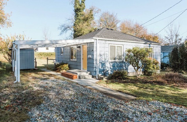Charming bungalow, with covered parking, just a short walk from Capital Campus!
