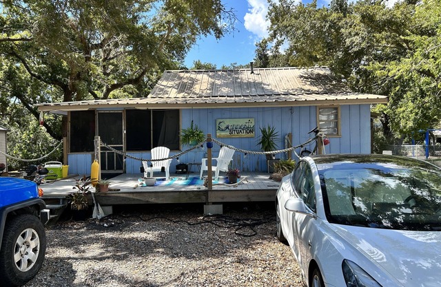 Charming cabin among the oaks of Grand Isle