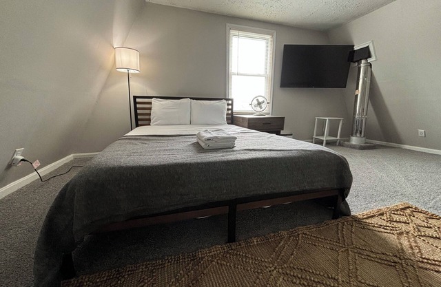 Charming Cabin in Crystal RocknSleeps 10 w/hot tub and terrace balcony!