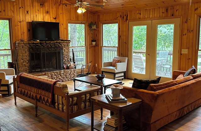 Charming cabin in the glorious mountains of North Georgia.