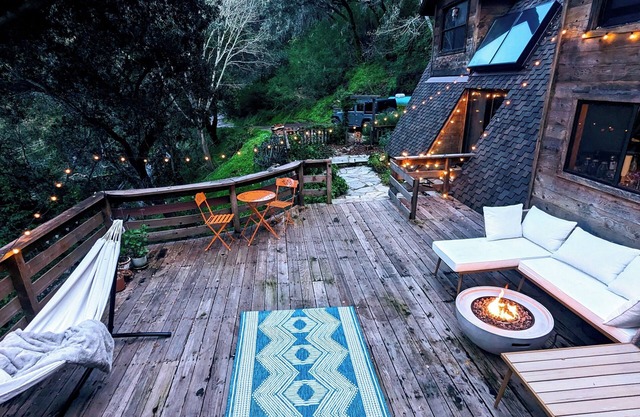 Charming cabin in Carmel Valley with private trail and wood-burning fireplace