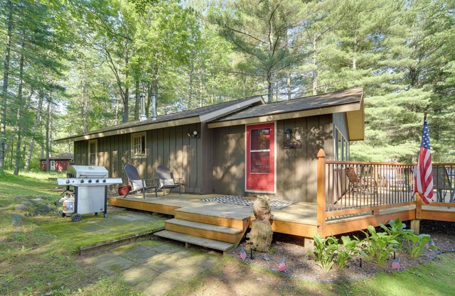 Charming Cabin on Grindstone Lake