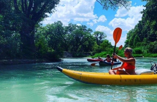 Charming Cabin on the San Marcos River, comfortable, clean, fun, lots to do! L3