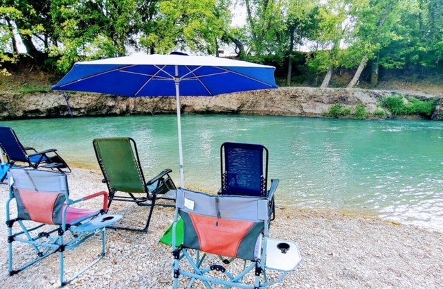 Charming Cabin on the San Marcos River, comfortable, clean, fun, lots to do! L4
