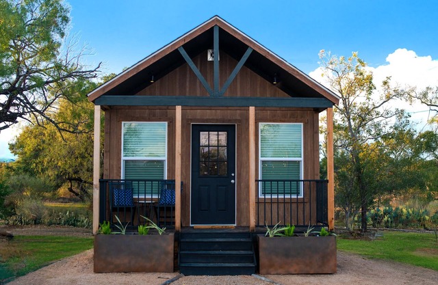 Charming Cabin w/HOT TUB in the Heart of the TX Hill Country