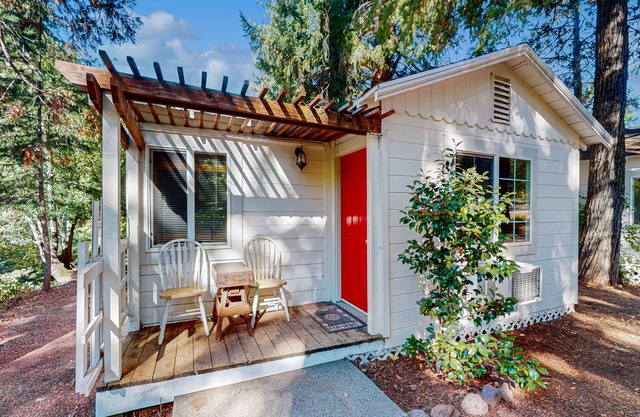 Charming cabin with King Bed, WIFI situated along the natural spring.