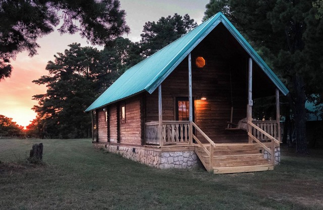 Charming cabin with loft, porch swing, AC, and WiFi on 295-acre peaceful retreat