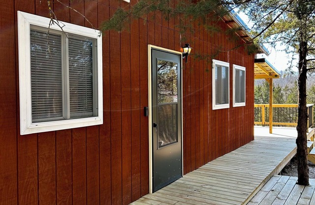 Charming cabin with WiFi and AC in delightful Eldon