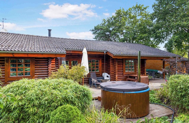 Charming cabin with wilderness hot tub