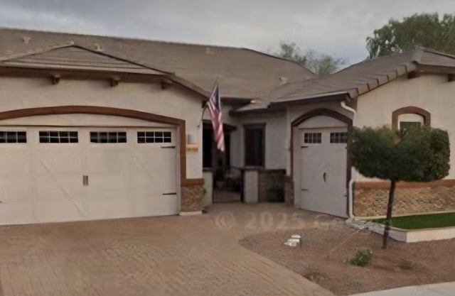 Charming Canary 3-bedroom home in Queen Creek. Hot tub, private.