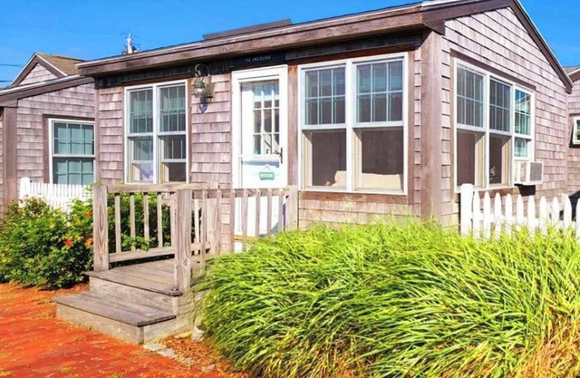 Charming Cape Cod Waterfront Cottage Perfect for 2! 1 minute walk to the beach!