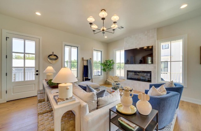 Charming Carlton Landing Home Walk to Lake!