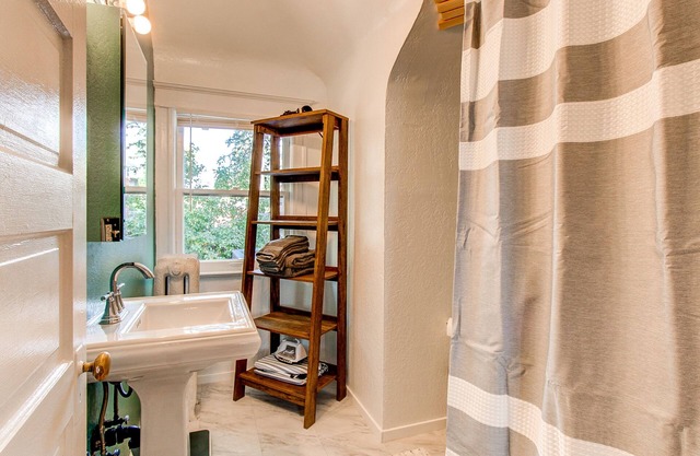 Charming Carriage House in Capital Hill