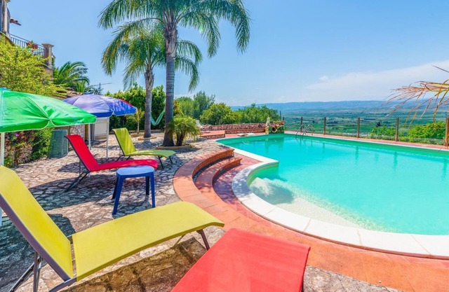 Charming Casina in the green with solarium pool and BBQ between Catania and Syracuse