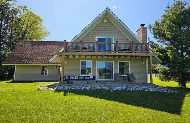 Charming Cedar Lake Chalet – Renovated, Spacious, and Steps from Golf & Dining